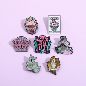 Bad Witch Club fase lunar Flor Mariposa esqueleto sombrero esmalte Pin solapa insignias Punk gótico broche Pin regalo - Product Image 4