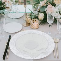 Assiettes de présentation blanches à bord gaufré de 13 pouces Assiettes à motif floral pour la fête de mariage
