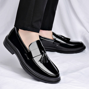 Mocasines de charol para hombre con punta redonda y borlas, sin cordones, para negocios o uso casual, con aumento de altura, suela de goma para todas las estaciones. - Product Image 1