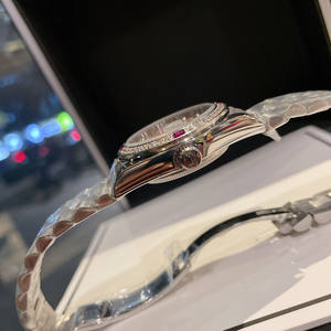 Montre unisexe de luxe rose pastel, mouvement mécanique, verre saphir, bracelet en acier inoxydable orné de diamants, lunette cannelée, cadran soleil. - Product Image 4