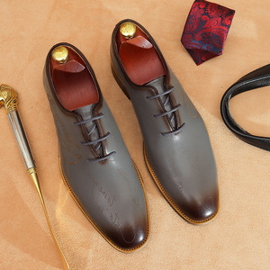Chaussures Homme Rétro Décontractées en Cuir Véritable Sculpté, Respirantes, Légères et Antidérapantes, Style Commercial Vintage, Vente en Gros - Product Image 1
