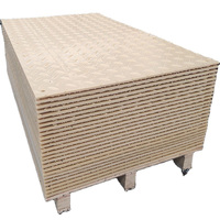 Tapis de protection au sol modulaires en PE, système d'interverrouillage, installation facile, découpe pour routes temporaires, chemins piétonniers, usage industriel