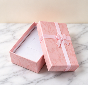 Boîte à bijoux en papier spécial à motif marbré rose haut de gamme, faite à la main et écologique, en deux parties, avec un nœud en ruban de satin de la même couleur, blanc - Product Image 4