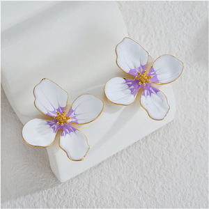 Pendientes de botón de flor esmaltados de colores para mujer |   Acero Inoxidable Chapado en Oro PVD de 18K |   Joyería Floral Hipoalergénica Resistente al Agua - Product Image 4