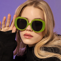 Lunettes de soleil vintage couleur bonbon pour femme 2026 – Tendance populaire, monture carrée surdimensionnée, verres dégradés décoratifs, nuances vert et rose