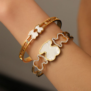<span class=keywords><strong>Bracciale</strong></span> da donna in acciaio inossidabile placcato <span class=keywords><strong>oro</strong></span> con design floreale alla moda <span class=keywords><strong>e</strong></span> <span class=keywords><strong>madreperla</strong></span>, idea regalo - Product Image 3