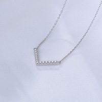S925 Sterling Silver V-Shaped Clavicule Chaîne Collier pour Femmes Plein Diamant Pendentif Plaqué Or Simple Conception Zircon Principal