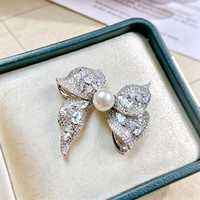Bros Pin Mutiara Air Tawar Berlapis Emas Kuningan Bentuk Kupu-Kupu Cantik 8-9mm Bentuk Kancing Dapat Disesuaikan Hadiah Pesta Pernikahan Unisex