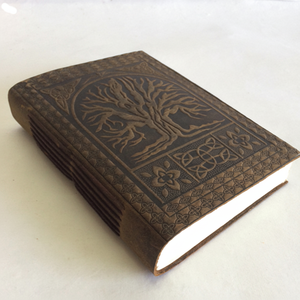 Journal en cuir de buffle d'aspect antique, couverture avant et arrière de haute qualité avec motif Arbre de Vie en relief, carnets personnalisés en gros - Product Image 1