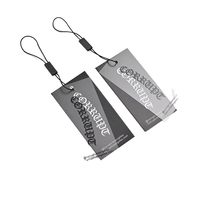 Étiquettes suspendues en tissu noir de luxe écologiques 800 g/m² personnalisées, gaufrées, imprimées UV, estampées à chaud, rectangulaires/carrées pour vêtements et chaussures