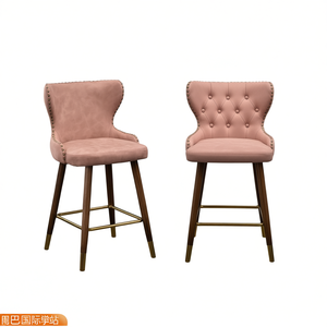 Sgabello da bancone Nevis rosa in similpelle trapuntata con finiture a borchie, set di 2 mobili da sala da pranzo in stile moderno metà secolo - Product Image 1