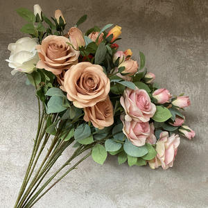 Bouquet <span class=keywords><strong>de</strong></span> roses artificielles en soie <span class=keywords><strong>de</strong></span> haute qualité, 70 cm, quatre têtes avec bourgeons et feuilles, roses partiellement éclose, décoration <span class=keywords><strong>de</strong></span> mariage - Product Image 1