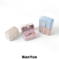 Boîte à bagues rectangulaire portable en velours avec bouton-pression, couvercle rabattable, fentes pour coussinets, logo personnalisé, emballage de bijoux, rangement, présentoir de vente au détail, cadeau