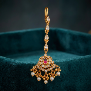 Tikka en argent 168273 pour femme, bijou de mariage hindou, objet de collection, forme goutte d'eau, finition dorée, pierres de rubis vertes - Product Image 2