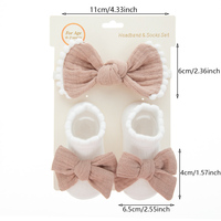 Ensemble cadeau nouveau-né 3 pièces : chaussons bébé en mousseline de coton douce avec grands nœuds, chaussettes et bandeau latéral uni ou à pois floraux