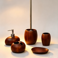 Ensemble d'accessoires de salle de bain élégant en résine imitation bois de noyer, cinq pièces, imperméable, durable, effet bois foncé, aspect bois écologique