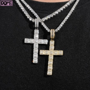 Listo para enviar Colgante de moissanita 925 Plata Iced Out Cristian Charm VVS Baguette Cut Moissanite Cross Pendant - Product Image 2