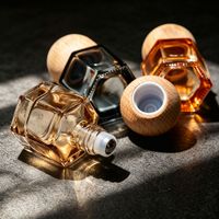 Botol Roll-On Kaca Heksagonal Berwarna 8ml Tersedia, dengan Tutup Kayu untuk Minyak Atsiri, Parfum, Air Floral, Semprotan, dan Cetakan