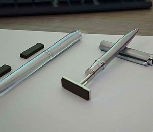 <span class=keywords><strong>Penna</strong></span> Timbro <span class=keywords><strong>Personalizzata</strong></span> in Metallo <span class=keywords><strong>con</strong></span> Incisione del <span class=keywords><strong>Nome</strong></span> e Inchiostro Incorporato - Stile Personalizzato - Product Image 5