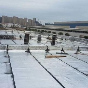 Membrane imperméable SBS, adaptée aux toitures et aux sous-sols, construction sur site -25 ℃   Résistance aux fissures, durée de vie longue durée, plus de 20 ans. - Product Image 4