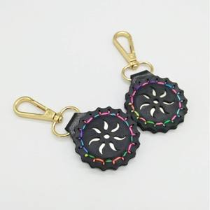 Llavero de cuero con mosquetón y colgante magnético redondo con diseño tallado Ztc444 - Product Image 4