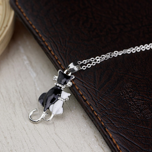 Collana con Ciondolo Gatto Bianco e Nero, Design Animale con Pietra Scintillante, Elegante Collana da Donna - Product Image 4