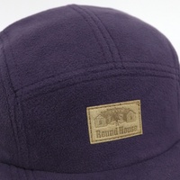 Casquette de camping unisexe en polaire à 5 panneaux avec logo en cuir personnalisé et embossé, visière plate, pour l'hiver et l'extérieur – Vente directe usine