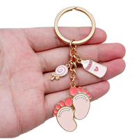Nouveaux accessoires de mode DIY en métal pour porte-clés et breloques de sac, pendentifs de porte-clés motif dessin animé avec motif bouteille de bébé et empreinte de pied, finition goutte d'huile bleu rose
