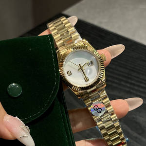 Reloj clásico en tono dorado para mujer y hombre, bisel estriado, esfera con efecto rayos de sol, ventana con fecha - Product Image 5