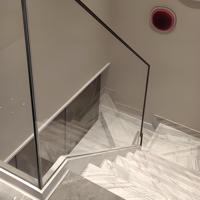 Système de clôture en verre en forme de U pour la zone de bord de piscine avec panneaux stratifiés sécurisés et construction minimaliste en aluminium