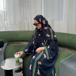 R-389 عباية كيمونو تركي مفتوحة أنيقة جديدة مطبوعة بالورود، ملابس إسلامية، كارديجان طويل مع حجاب للمرأة المحتشمة في السعودية - Product Image 1