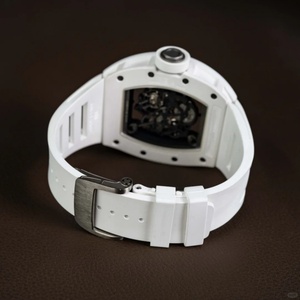 Montre mécanique sportive de luxe discrète pour homme, boîtier blanc résistant aux rayures, mouvement entièrement squeletté, forme tonneau. - Product Image 4