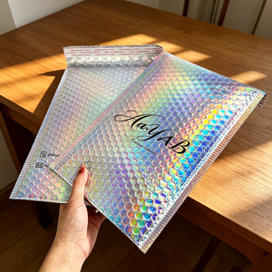 Sobre Acolchado Holográfico AaryAB, Bolsa de Envío con Impresión por Transferencia de Calor, Diseño de Logotipo Personalizado - Product Image 1