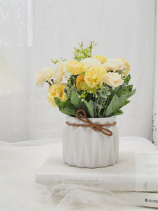 Arreglo de Flores Artificiales en Jarrón de Cerámica Blanco con Rosas Rosa Melocotón y Hojas Verdes para Decoración de Escritorio Interior - Product Image 4