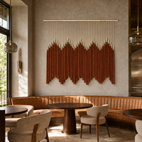Décoration murale artisanale en macramé brun rouille avec pompons, grande œuvre d'art en fibres pour hôtel, restaurant, salon