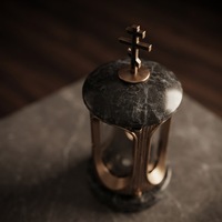 Lanterne moderne en granit bleu poli, lampe commémorative, croix orthodoxe faite à la main pour cimetière et pierre tombale