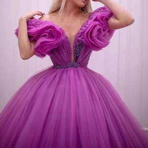 Vestidos de Fiesta LY-PD0239, Vestidos de Noche de Tul de Lujo con Línea A, Coloridos, con Volantes, Cuello en V, Decoraciones de Cuentas, Vestido de Graduación con Volantes - Product Image 3