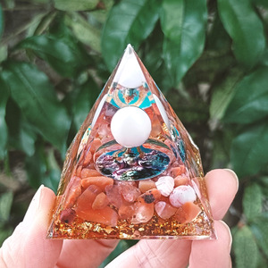 Pyramide en résine époxy avec galets de cristal, ornement de bureau, décoration d'aquarium, cadeau - Product Image 2