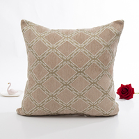 Vente en gros de housses de coussin et de oreillers décoratifs carrés modernes en polyester jacquard avec motifs géométriques rayés et à pois, et motifs végétaux.