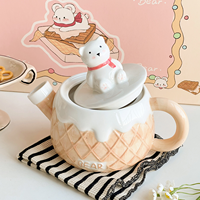 Ensemble adorable de théière et de deux tasses à dessert de style dessin animé avec un support en forme d'ours