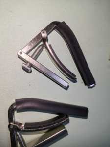 Capo personnalisé avec logo pour guitare électrique et acoustique, instruments à <span class=keywords><strong>cordes</strong></span> en fer, design classique, <span class=keywords><strong>basse</strong></span>, ukulélé, matériau métallique - Product Image 6