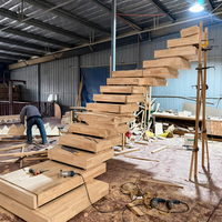 Rampe en verre empilé avec revêtement en bois massif pour escalier, design intérieur de villa