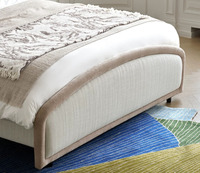 Lit moderne en tissu rembourré avec cadre en acier et dossier haut, style crème français, tailles King/Queen 1,8m/1,5m, design durable