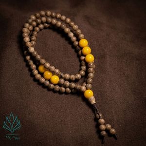 Cuentas de Agarwood Mala Hechas a Mano, las Más Vendidas, Agarwood Natural Vietnamita, 108 Cuentas Mala con Madera de Coral Fósil Amarillo, Color Marrón, Mi Aga - Product Image 2