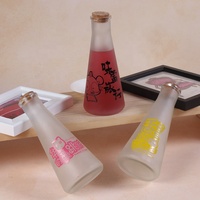 Bouteille en verre normale pour boissons, jus de fruits, confiture avec bouchon en étain vissé et couvercle en bois