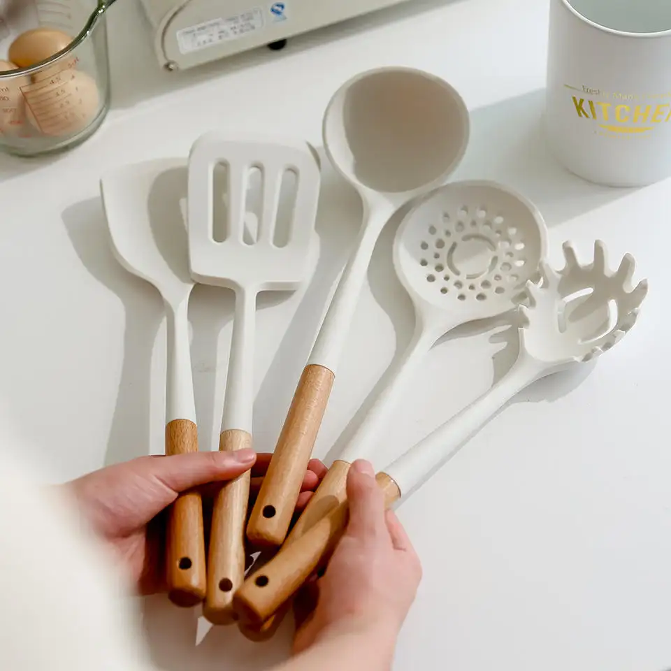 Eco-friendly White Kitchen Cooking Utensil 5pcs Set Silicone Kitchenware Set With Wooden Handle For Kitchen Tools
