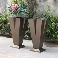 Grosir Pot pohon taman persegi panjang aluminium besar kustom kotak logam luar ruangan Pot bunga gantung Kit dirancang dengan indah