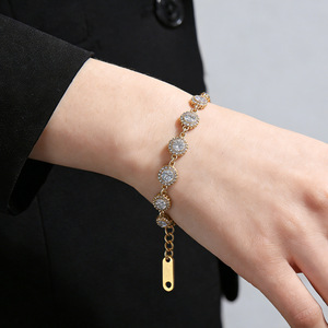 กำไลข้อมือสแตนเลส กำไลข้อมือประดับจี้ เครื่องประดับทอง 18k รูปหัวใจ 3 มิติ ประดับเพชรซิคอน กำไลข้อมือแฟชั่นสำหรับผู้หญิงแบบเทนนิส - Product Image 2