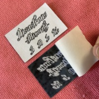 Étiquette tissée haute définition couleur beige doux avec support thermocollant, patch textile durable à coller pour vêtements et sacs à main