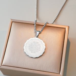 Collana Personalizzata Ayatul Kursi Allah Eid, Gioiello Islamico in Acciaio Inox con Pendente a Pizzo per Donne - Product Image 4